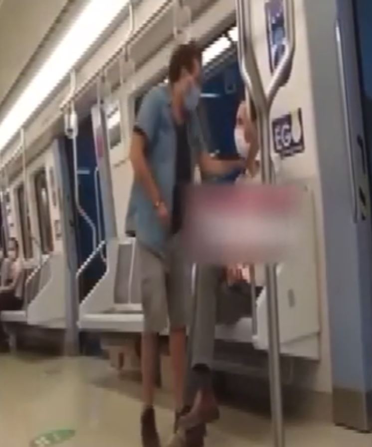 Metroda şarkı kavgası! Aniden boğazına sarıldı