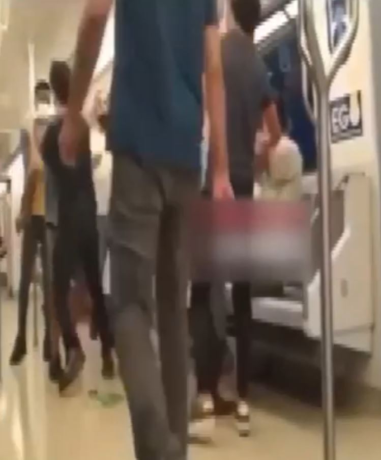 Metroda şarkı kavgası! Aniden boğazına sarıldı