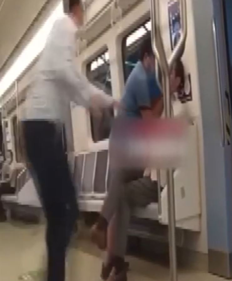 Metroda şarkı kavgası! Aniden boğazına sarıldı