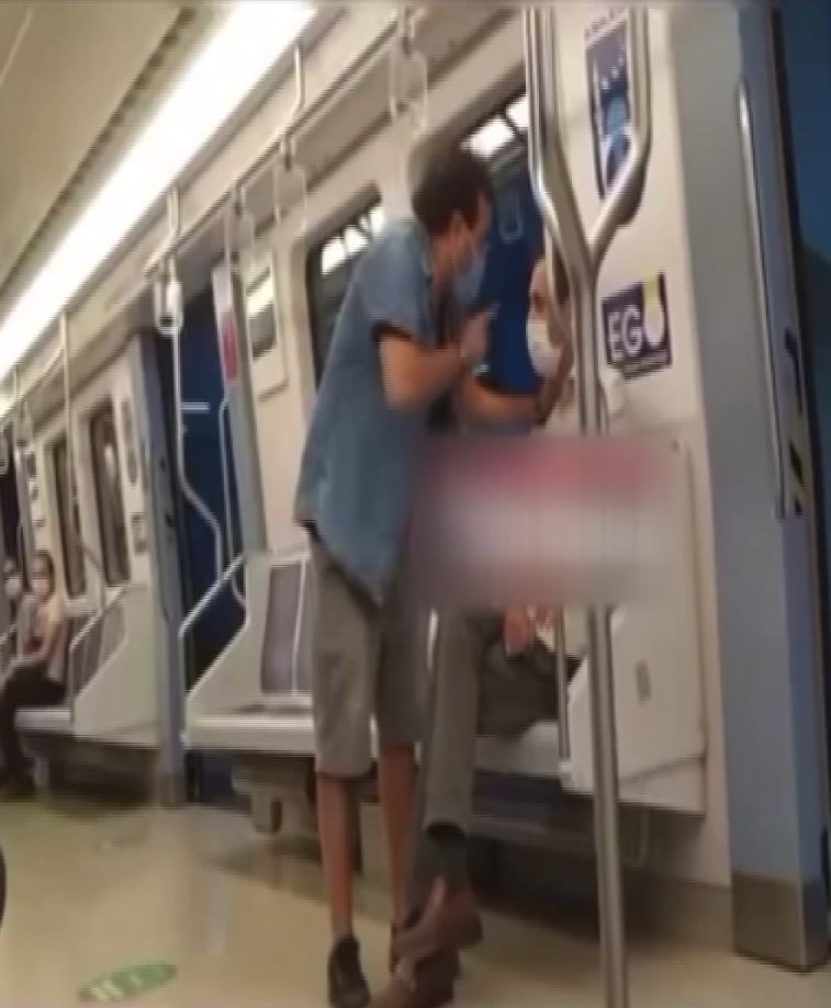 Metroda şarkı kavgası! Aniden boğazına sarıldı