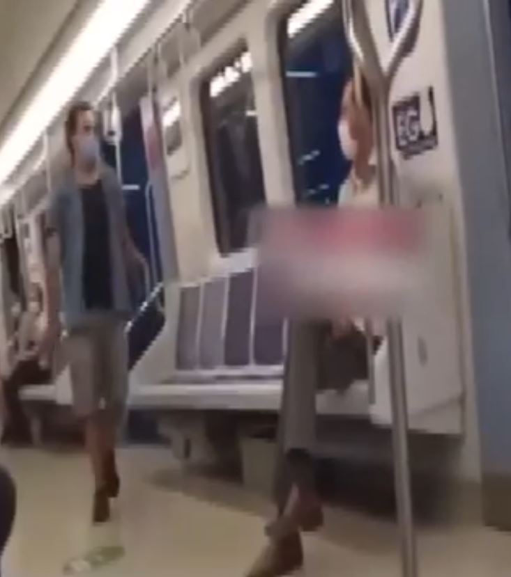 Metroda şarkı kavgası! Aniden boğazına sarıldı