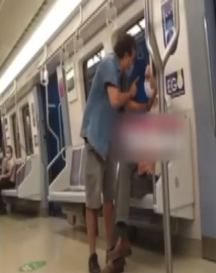 Metroda şarkı kavgası! Aniden boğazına sarıldı