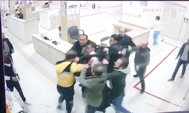 Hastanede sağlık çalışanına saldırı! Dehşet anları kamerada