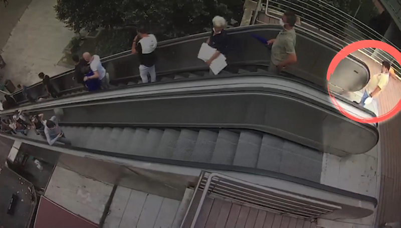 Yürüyen merdivende öyle bir şey yaptılar ki! Güvenlik kamerasında ortaya çıktı