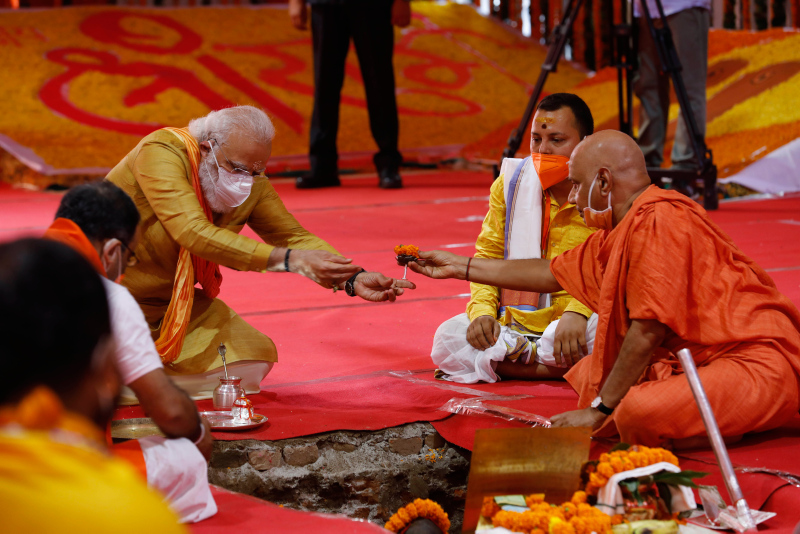 Hindistan Başbakanı Nerandra Modi, Babür Camisi’ni tapınağa çevirmek için ilk tuğlayı koydu