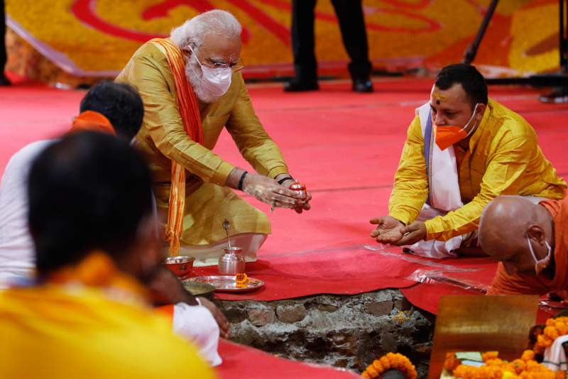 Hindistan Başbakanı Nerandra Modi, Babür Camisi’ni tapınağa çevirmek için ilk tuğlayı koydu