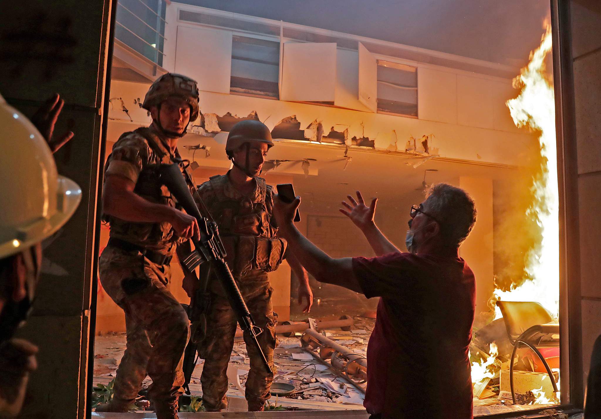 ​Beyrut bir kez daha savaş alanına döndü! 1 polis memuru öldü, 238 kişi yaralandı