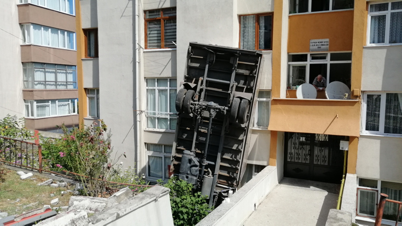 Gördükleri manzara şaşkına çevirdi: Virajı alamayan kamyonet...