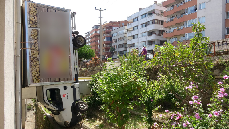 Gördükleri manzara şaşkına çevirdi: Virajı alamayan kamyonet...
