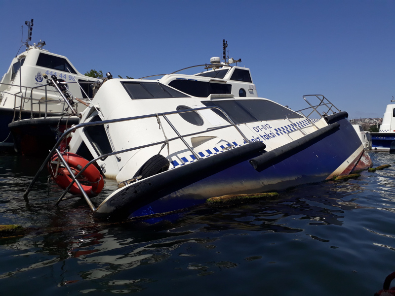 İstanbul’da deniz ulaşımını rahatlatacaktı! Jet Fadıl’ın deniz taksileri Haliç’te çürüyor...