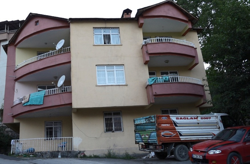 Çatıya yuva yaptılar! Apartmandakileri koronavirüs korkusu sardı