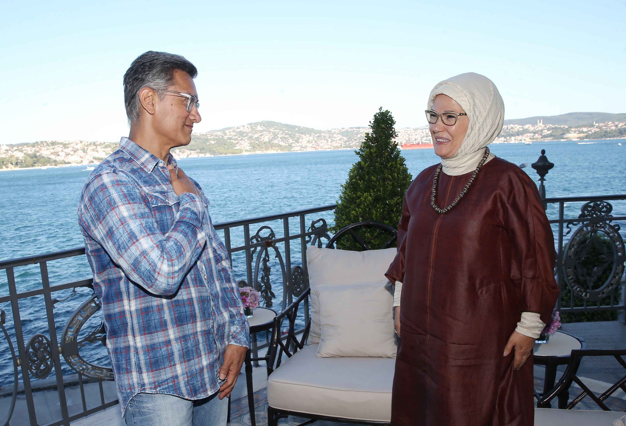 Emine Erdoğan dünyaca ünlü aktör Aamir Khan’ı Huber Köşkü’nde kabul etti