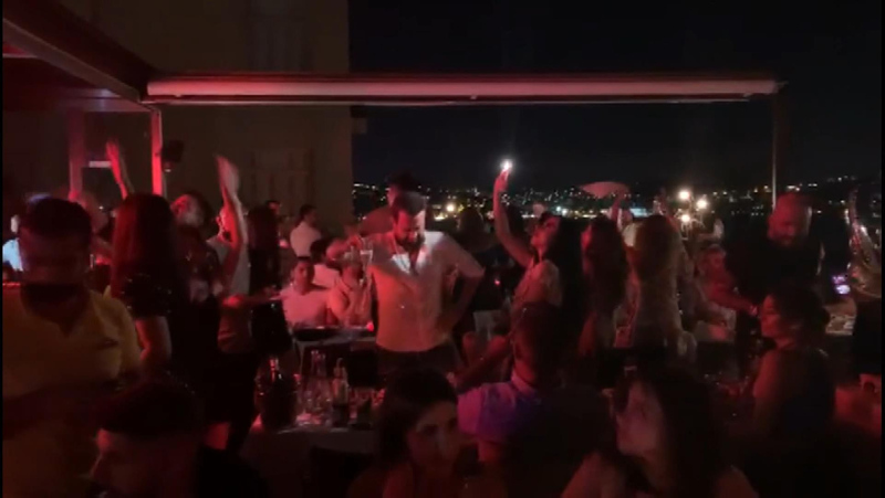 Skandal görüntüler! Koronavirüsü umursamadan eğlendiler...