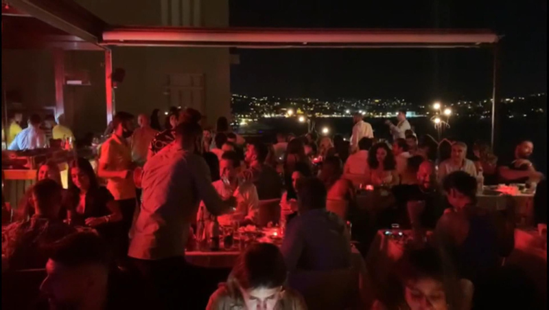 Skandal görüntüler! Koronavirüsü umursamadan eğlendiler...