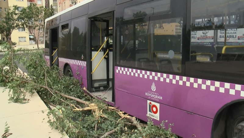 İstanbul’da akılalmaz kaza! Garaja giden İETT otobüsü...
