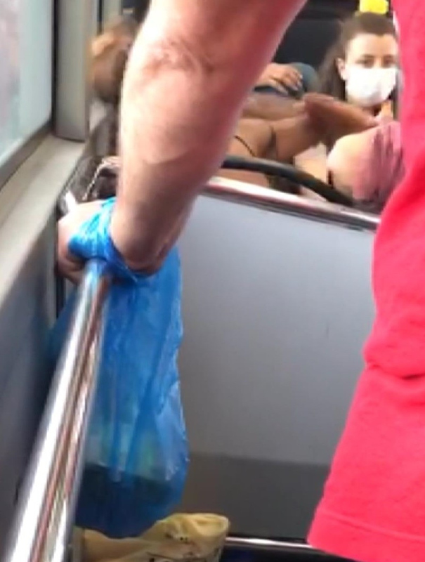 İstanbul’da otobüste skandal görüntüler! Yanındaki kadına tokat attı
