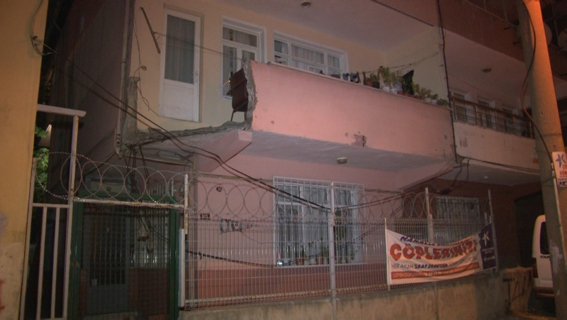 İstanbul Küçükçekmece’de korkunç olay! Çöken balkon az kalsın...