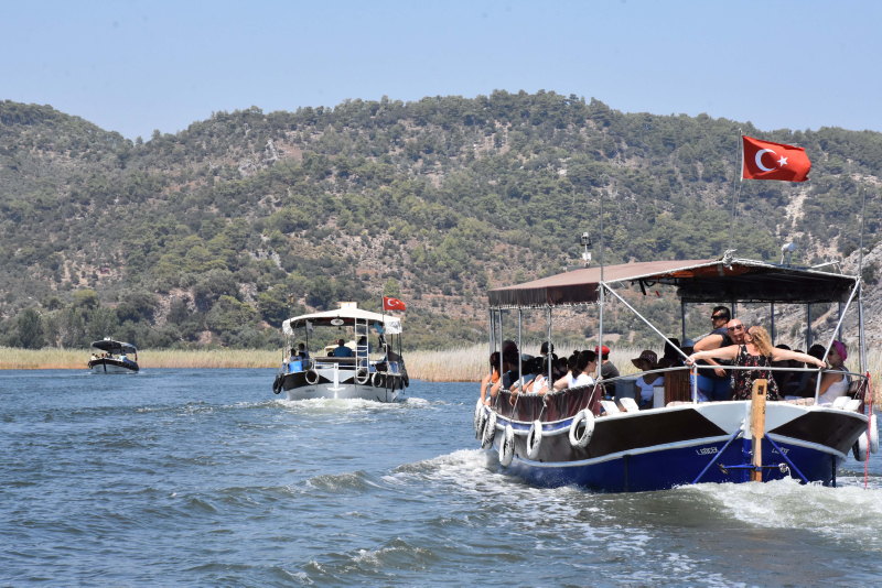 Turistler Akin Akin Antalya Ya Geliyor