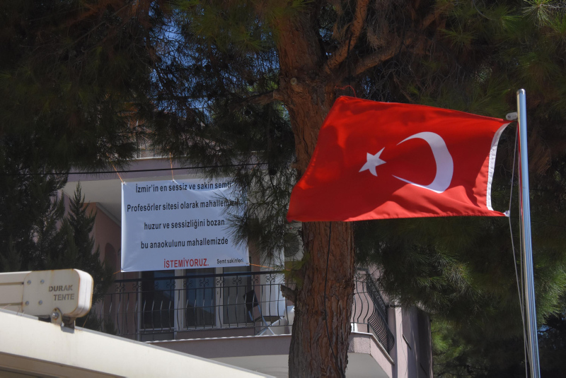 Pankartı gören şaka zannetti! İzmir’de şaşkına çeviren olay