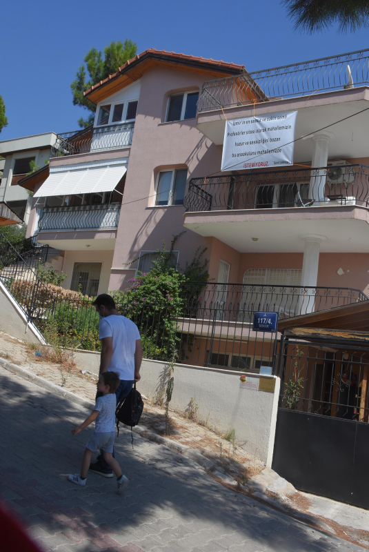 Pankartı gören şaka zannetti! İzmir’de şaşkına çeviren olay