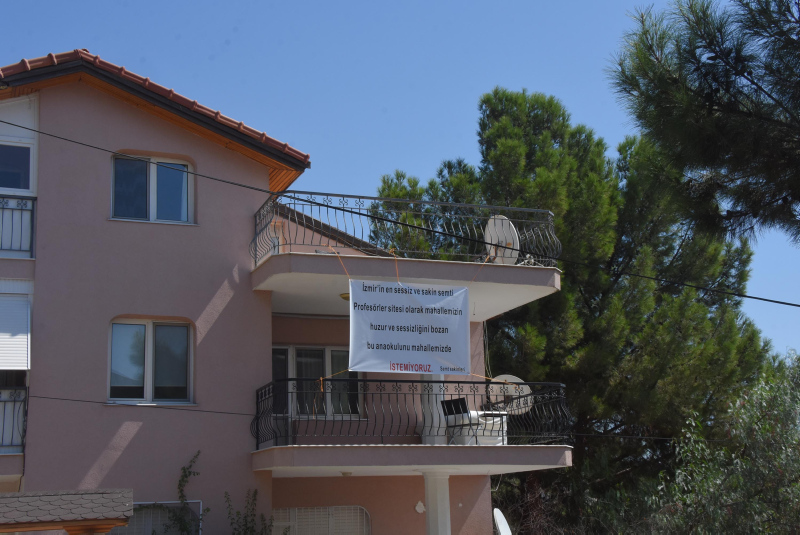 Pankartı gören şaka zannetti! İzmir’de şaşkına çeviren olay