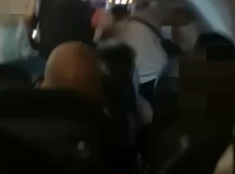Son dakika: Londra Türkiye uçağında ırkçı saldırı! İngiliz adam siyahi kadını böyle yumrukladı