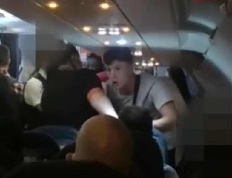 Son dakika: Londra Türkiye uçağında ırkçı saldırı! İngiliz adam siyahi kadını böyle yumrukladı