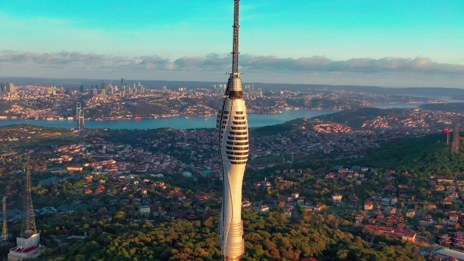 İstanbul’un sembollerinden biri oldu! Yayına başlanan Çamlıca Kulesi havadan görüntülendi