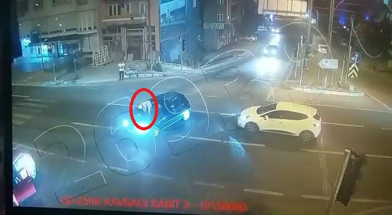 Köpeğe çarptı diye kaputa çıktı! Dehşeti yaşayan kadın karakola böyle gitti