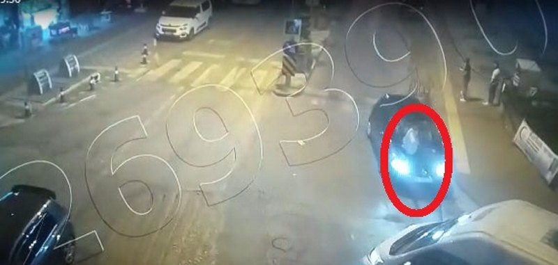 Köpeğe çarptı diye kaputa çıktı! Dehşeti yaşayan kadın karakola böyle gitti