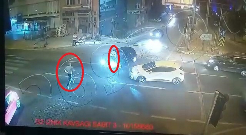 Köpeğe çarptı diye kaputa çıktı! Dehşeti yaşayan kadın karakola böyle gitti