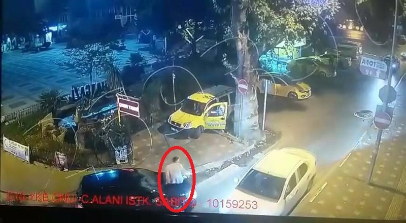 Köpeğe çarptı diye kaputa çıktı! Dehşeti yaşayan kadın karakola böyle gitti