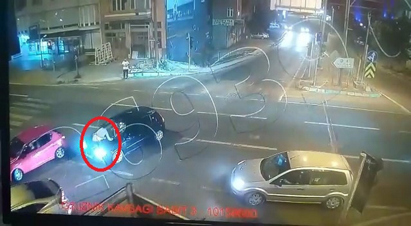 Köpeğe çarptı diye kaputa çıktı! Dehşeti yaşayan kadın karakola böyle gitti