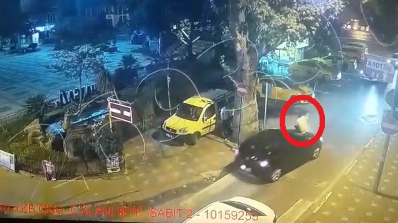 Köpeğe çarptı diye kaputa çıktı! Dehşeti yaşayan kadın karakola böyle gitti