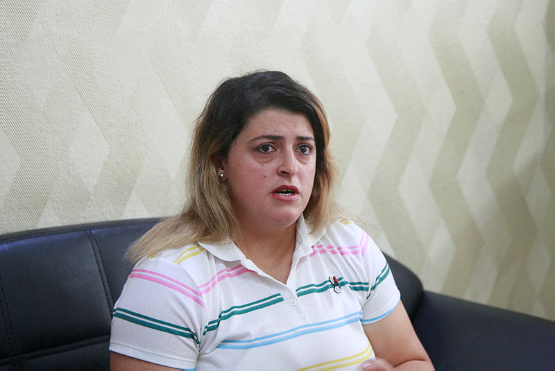 Köpeğe çarptı diye kaputa çıktı! Dehşeti yaşayan kadın karakola böyle gitti