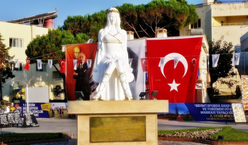 CHP’li Ahmet Deniz Atabay yine olay oldu! Medusa’nın değil sevgilisinin heykelini yaptırmış