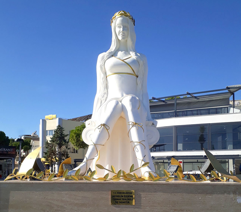 CHP’li Ahmet Deniz Atabay yine olay oldu! Medusa’nın değil sevgilisinin heykelini yaptırmış