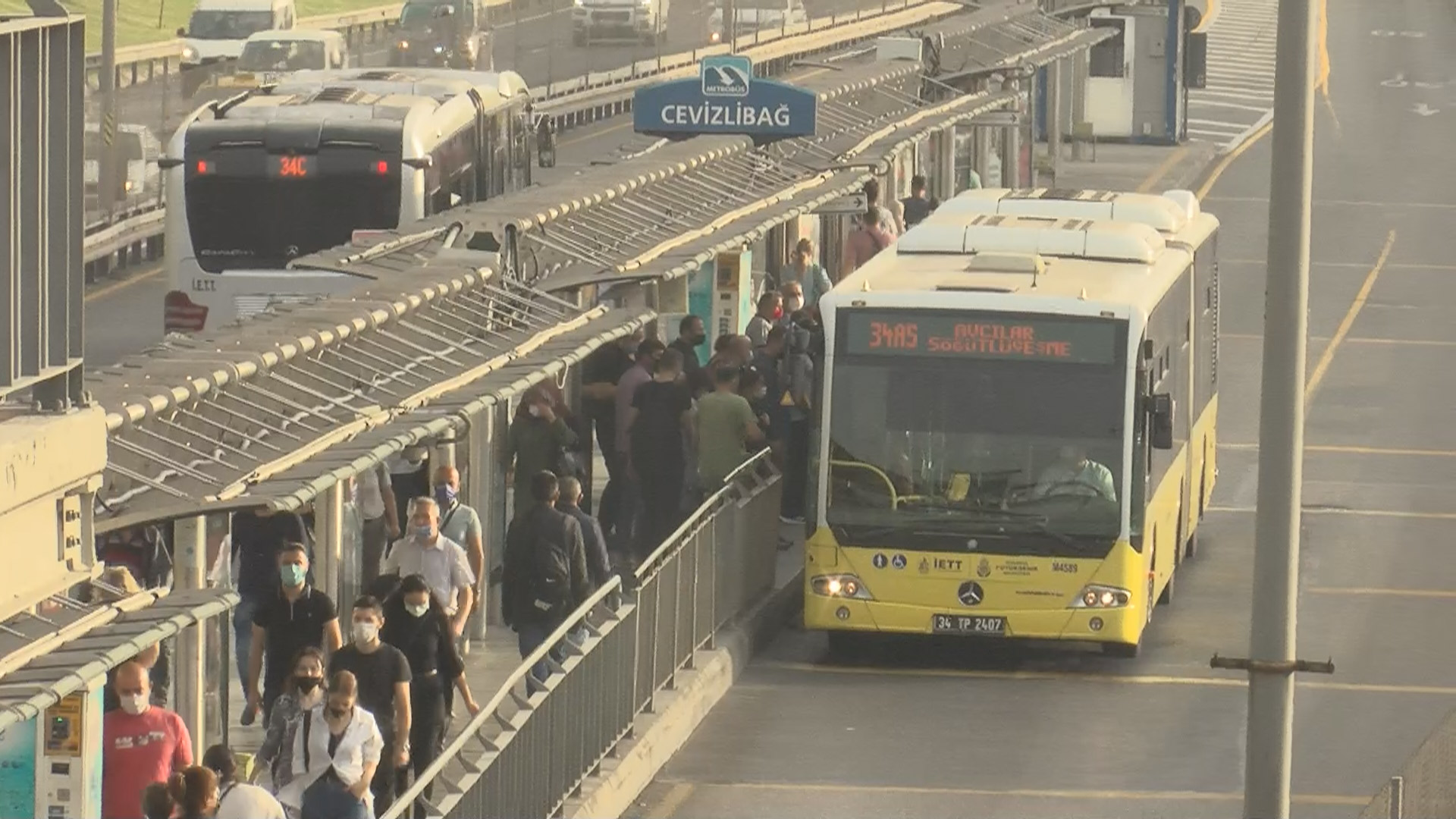 Toplu ulaşım araçlarında pazartesi yoğunluğu! İstanbullular isyan etti: Sosyal mesafeyi koruyamıyoruz!