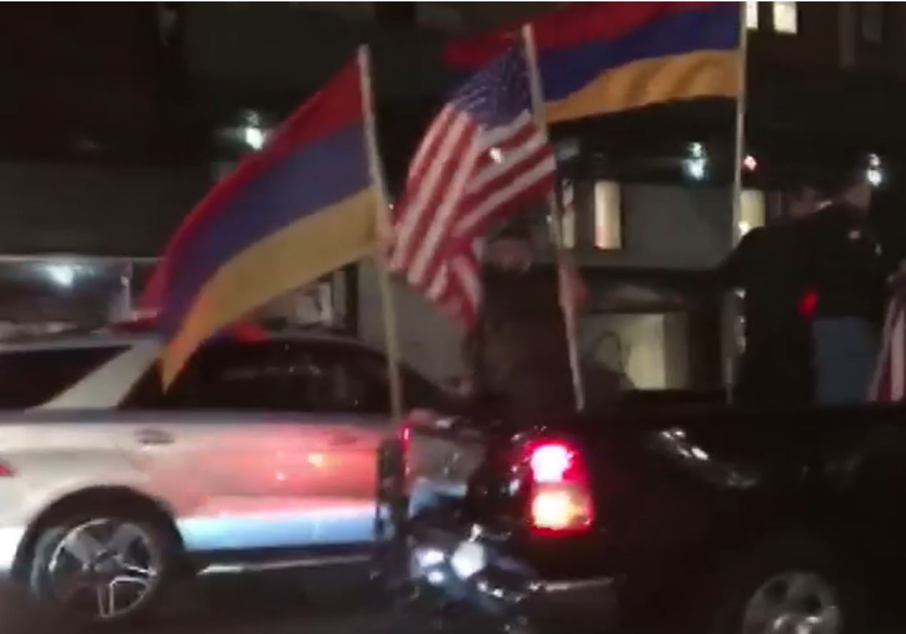 Son dakika: Ateşkesi ihlal edip sivilleri hedef alan İşgalci Ermenistan’a destek verdiler! ABD Ermenistan bayrakları bir arada