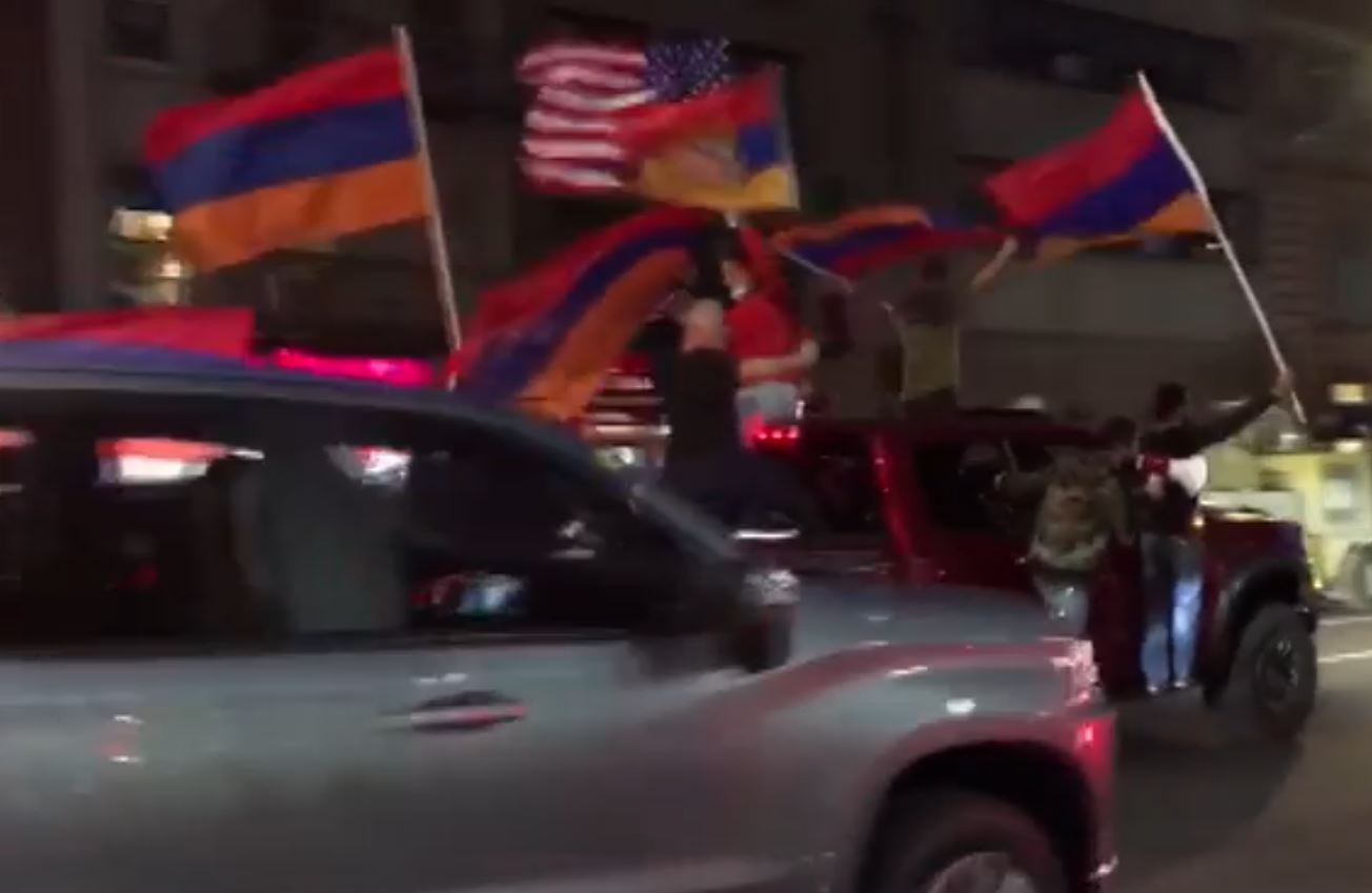 Son dakika: Ateşkesi ihlal edip sivilleri hedef alan İşgalci Ermenistan’a destek verdiler! ABD Ermenistan bayrakları bir arada
