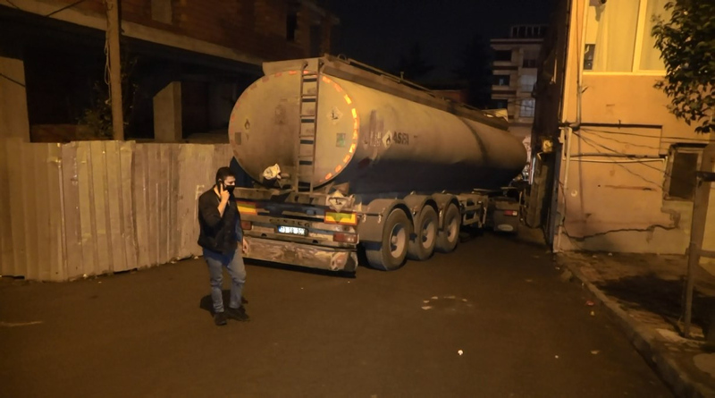 Abdurrahim Albayrak’ın annesinin yaşadığı binaya tanker çarptı