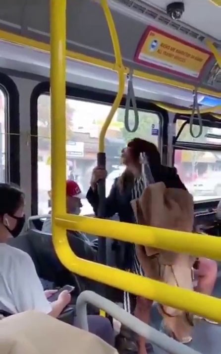 Yüzüne tüküren kadını otobüsten attı! O anlar kameraya böyle yansıdı