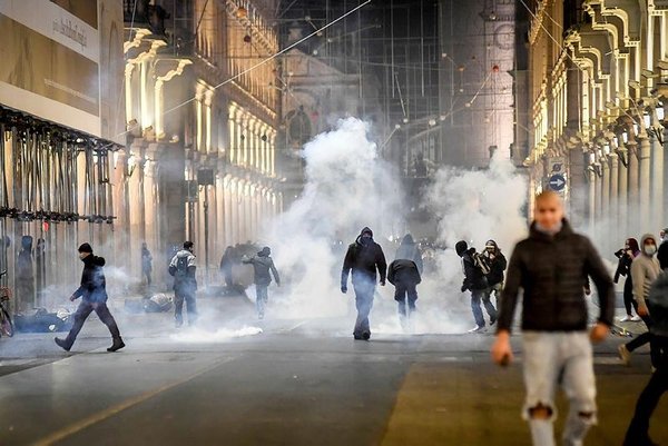 İtalya’da Kovid-19 protestosu! Hükümetin tedbirleri İtalyanları sokağa döktü!