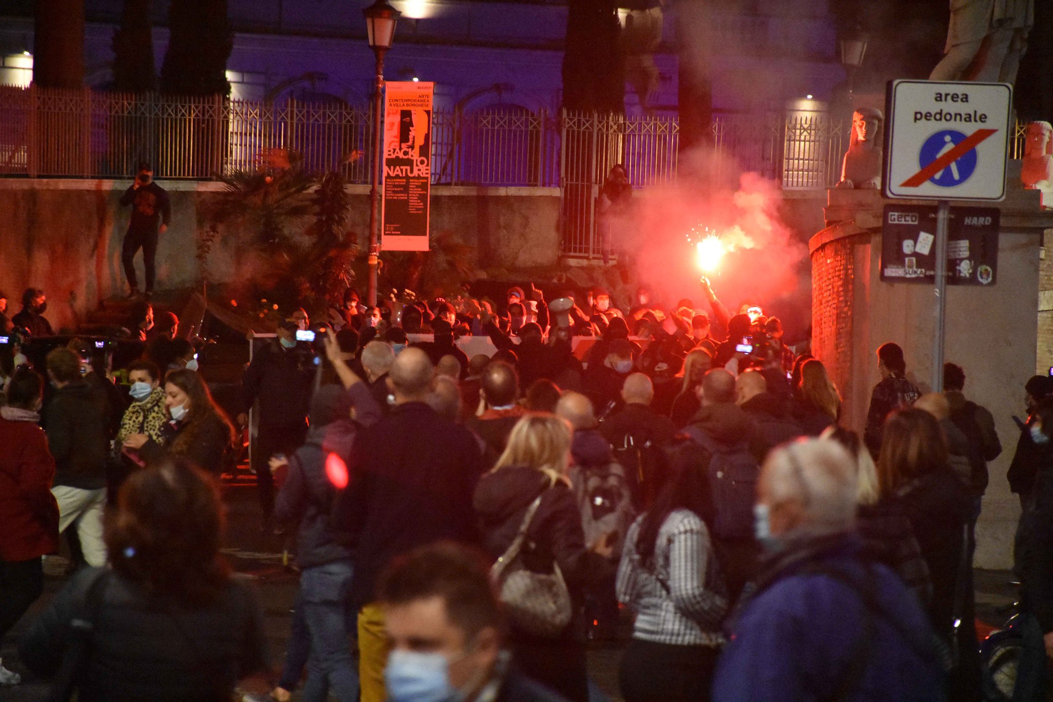 İtalya’da koronavirüs protestoları devam ediyor! Sokaklar savaş alanına döndü