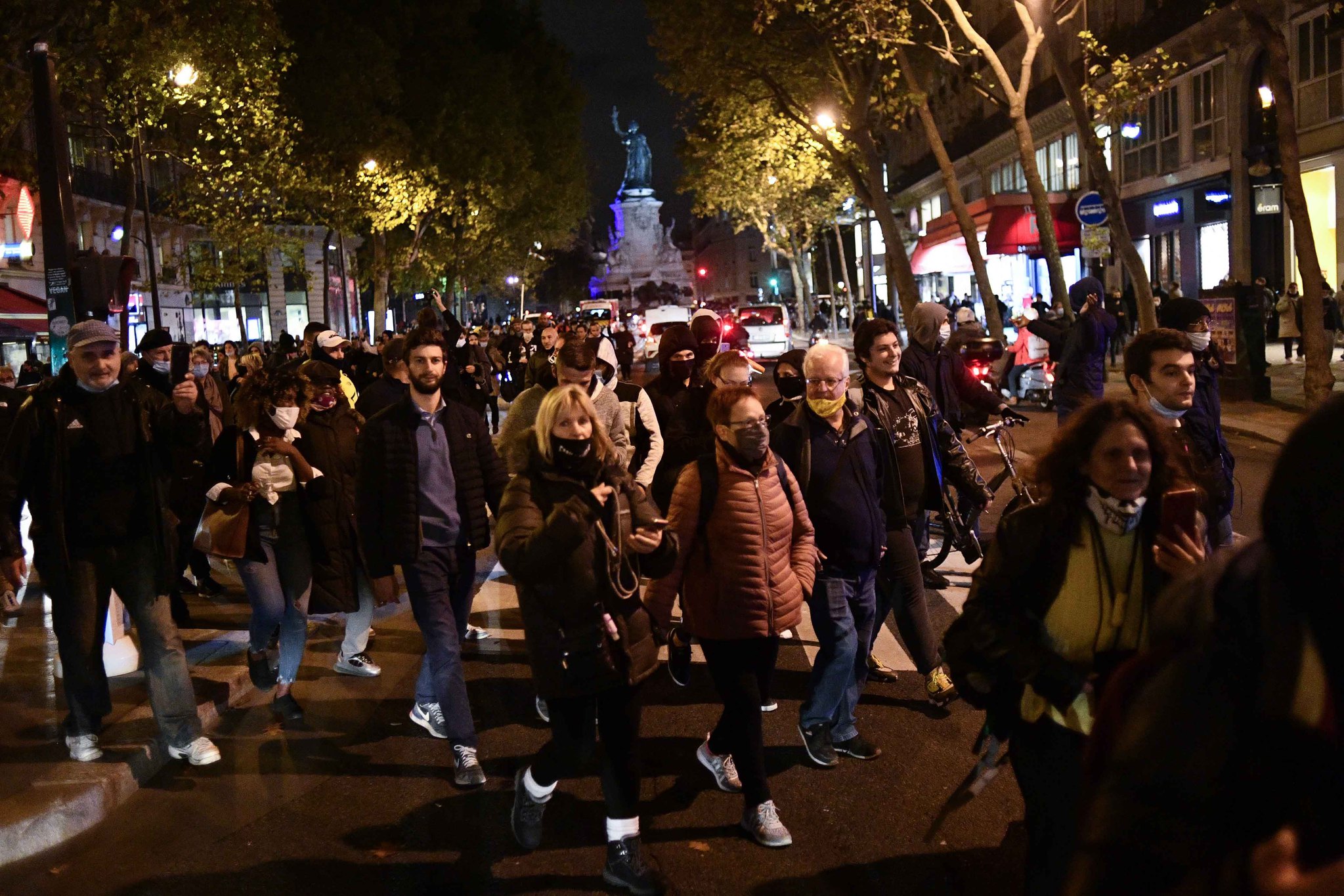 Fransa’da Kovid-19 önlemleri halkı sokağa döktü! Paris alev alev