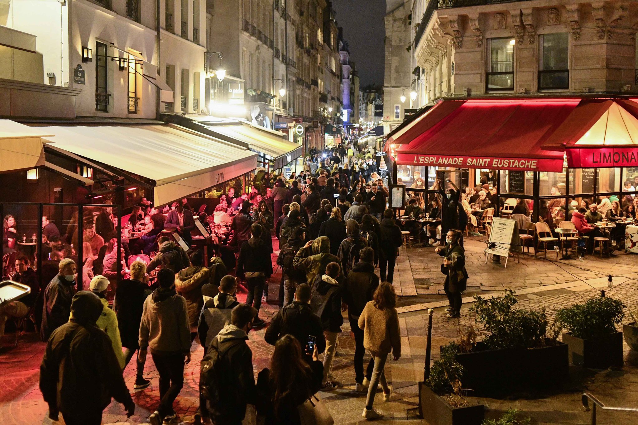 Fransa’da Kovid-19 önlemleri halkı sokağa döktü! Paris alev alev