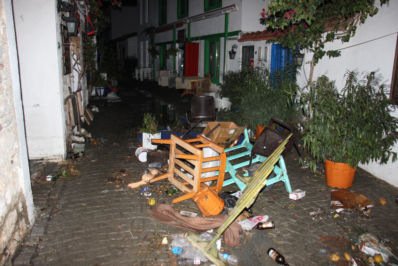 SON DAKİKA İZMİR DEPREMİ: Tsunami yaşayan İzmir’den gece yarısı korkutan görüntü