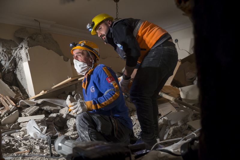 İzmir depremindeki yıkımın nedeni kalitesiz beton ve demir kullanımı