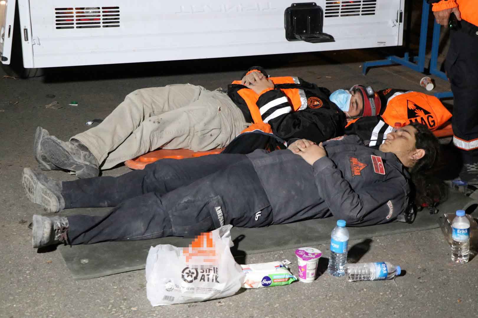 Kahramanlar İzmir’de gecesini gündüzüne katıyor! Arama kurtarma ekiplerinden insan üstü mücadele