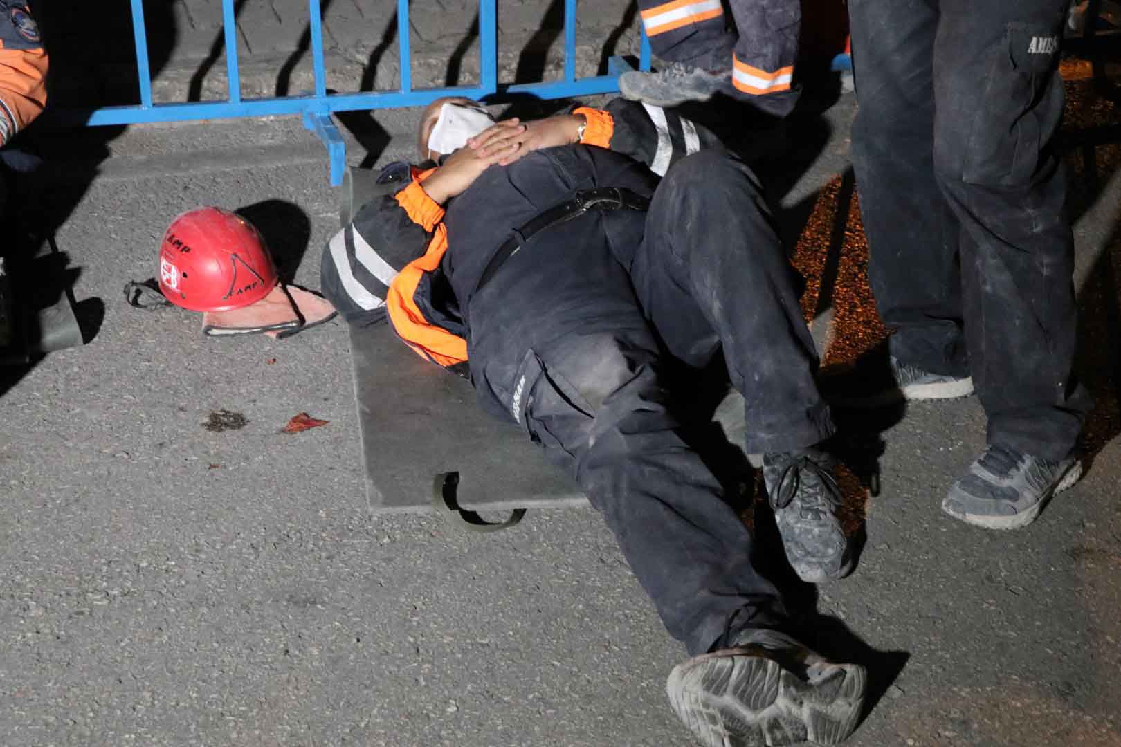 Kahramanlar İzmir’de gecesini gündüzüne katıyor! Arama kurtarma ekiplerinden insan üstü mücadele